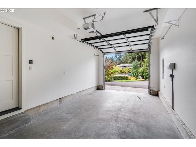 10682 Sw BERKSHIRE St, Portland, OR 97225