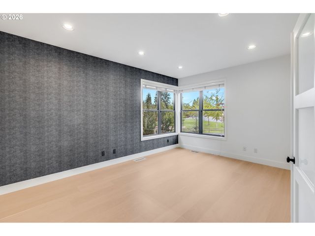 10682 Sw BERKSHIRE St, Portland, OR 97225