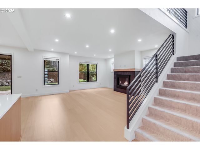 10682 Sw BERKSHIRE St, Portland, OR 97225