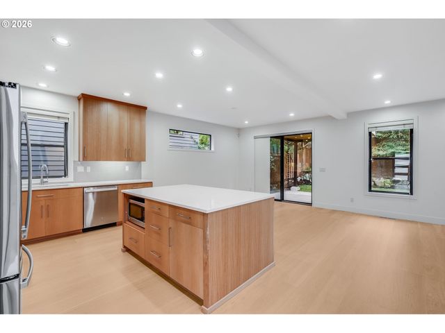 10682 Sw BERKSHIRE St, Portland, OR 97225