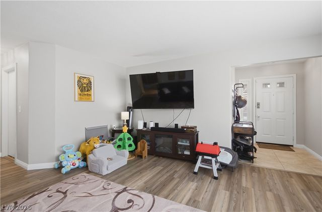 8325 Classic Villa Court, Las Vegas, NV 89128