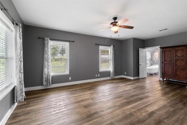 24 Oak Creek Drive, Huntsville, TX 77340