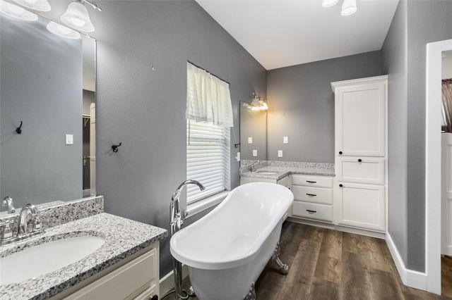 24 Oak Creek Drive, Huntsville, TX 77340