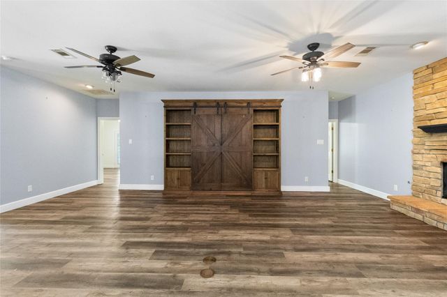 24 Oak Creek Drive, Huntsville, TX 77340