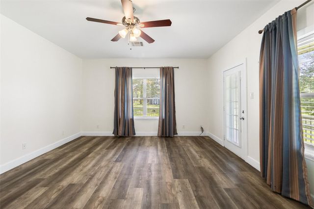 24 Oak Creek Drive, Huntsville, TX 77340