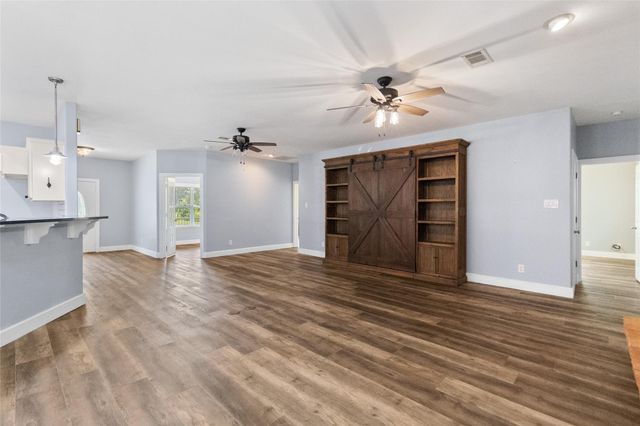 24 Oak Creek Drive, Huntsville, TX 77340