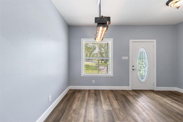 24 Oak Creek Drive, Huntsville, TX 77340