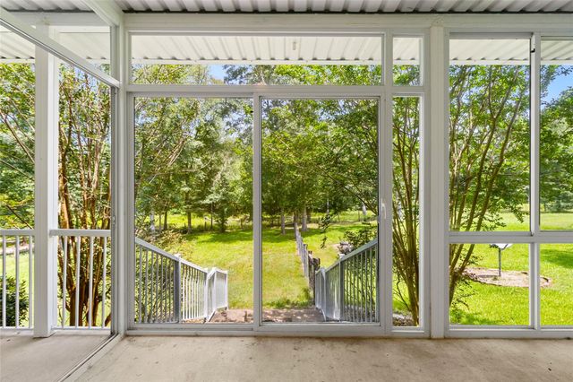 24 Oak Creek Drive, Huntsville, TX 77340