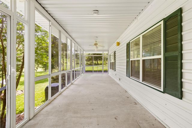 24 Oak Creek Drive, Huntsville, TX 77340