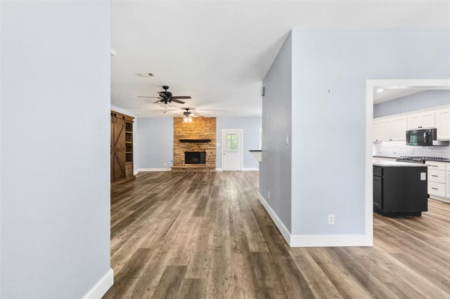 24 Oak Creek Drive, Huntsville, TX 77340