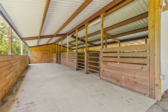 24 Oak Creek Drive, Huntsville, TX 77340