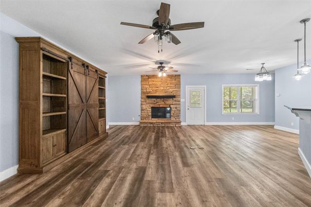 24 Oak Creek Drive, Huntsville, TX 77340