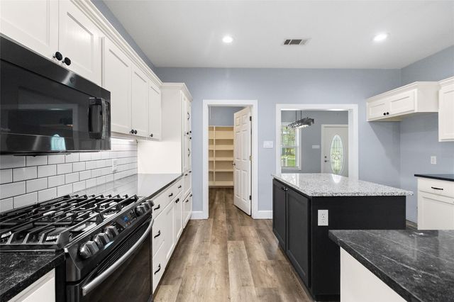 24 Oak Creek Drive, Huntsville, TX 77340