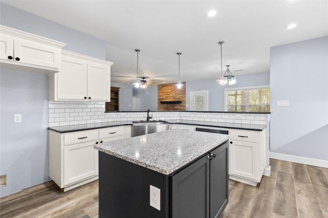 24 Oak Creek Drive, Huntsville, TX 77340