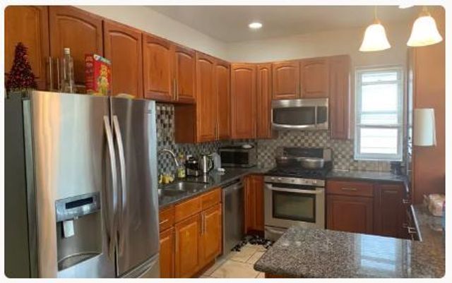 7512 S Champlain Avenue, Chicago, IL 60619