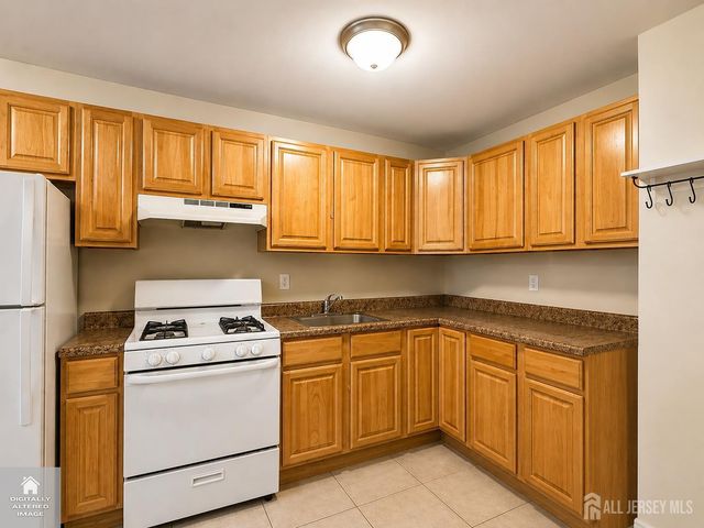 10 Lake Avenue 5A, East Brunswick, NJ 08816