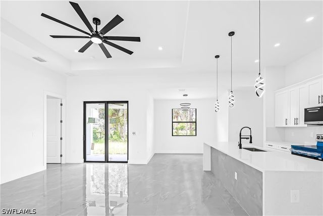 716 Connecticut LN, Lehigh Acres, FL 33936