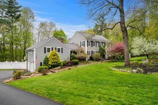 13 Birchwood Circle, Bedford, NH 03110