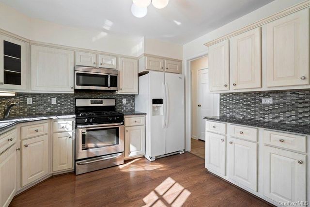 91 Drake Street, Malverne, NY 11565