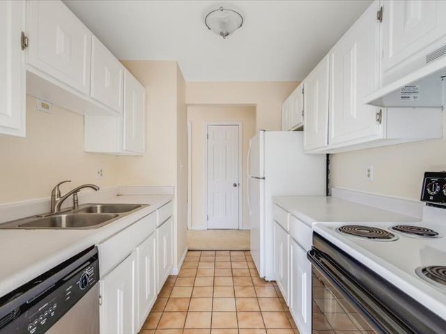 706 Kiwanis Drive 4, Freeport, IL 61032