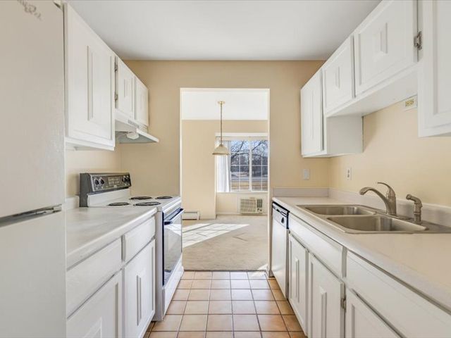 706 Kiwanis Drive 4, Freeport, IL 61032