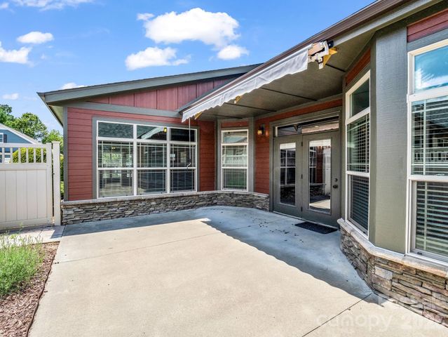 595 Summerfield Place, Flat Rock, NC 28731