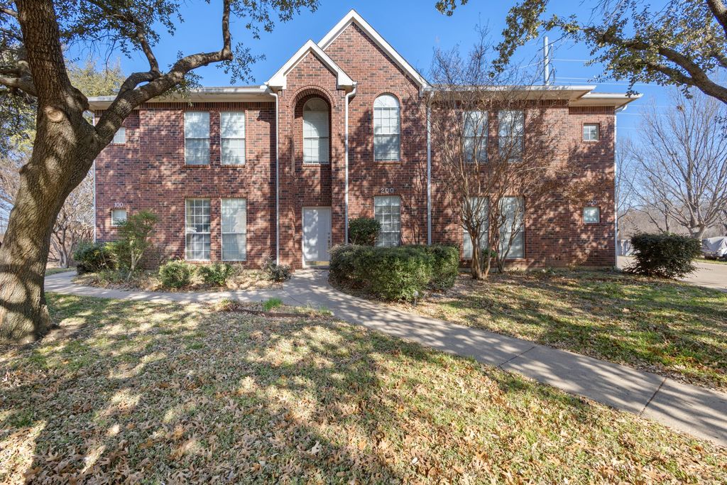 121 Wildwood Court, Grapevine, TX 76051