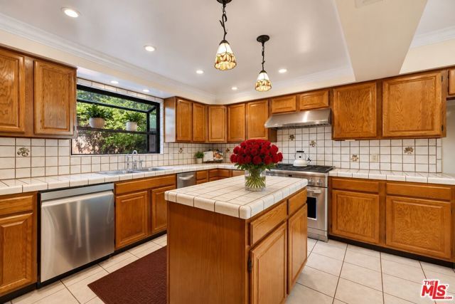 11861 Tiara Street, Los Angeles, CA 91607