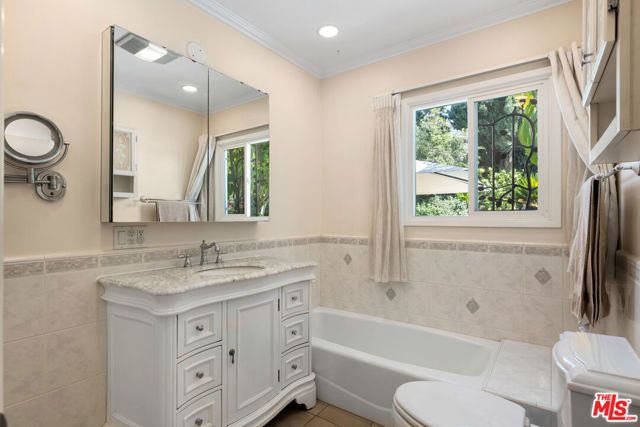 11861 Tiara Street, Los Angeles, CA 91607