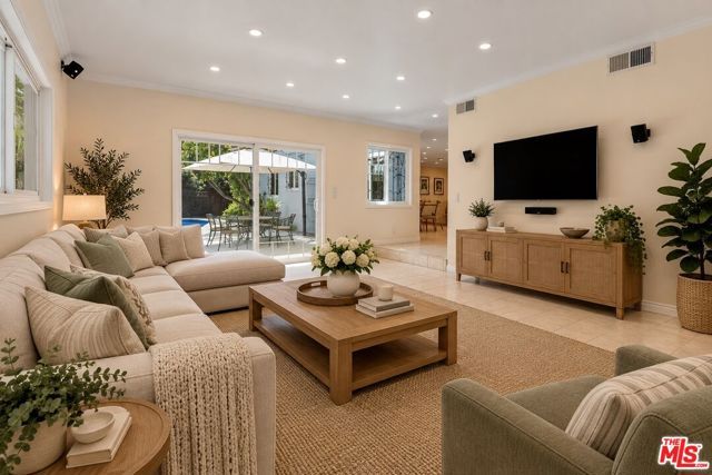 11861 Tiara Street, Los Angeles, CA 91607