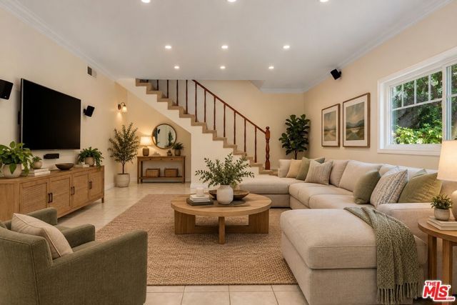 11861 Tiara Street, Los Angeles, CA 91607