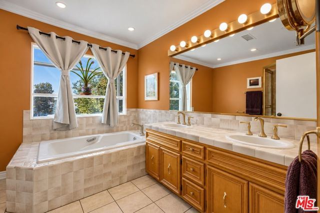 11861 Tiara Street, Los Angeles, CA 91607