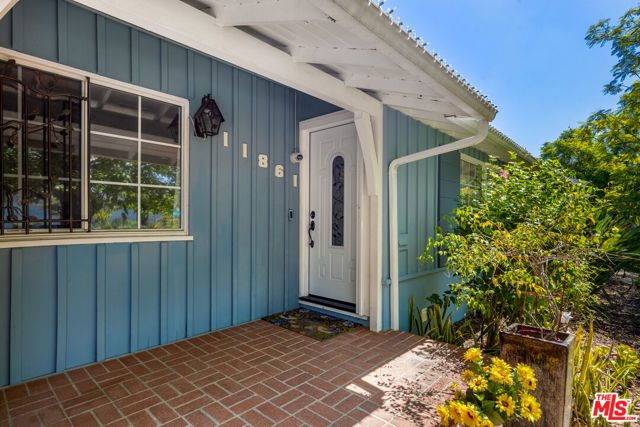 11861 Tiara Street, Los Angeles, CA 91607