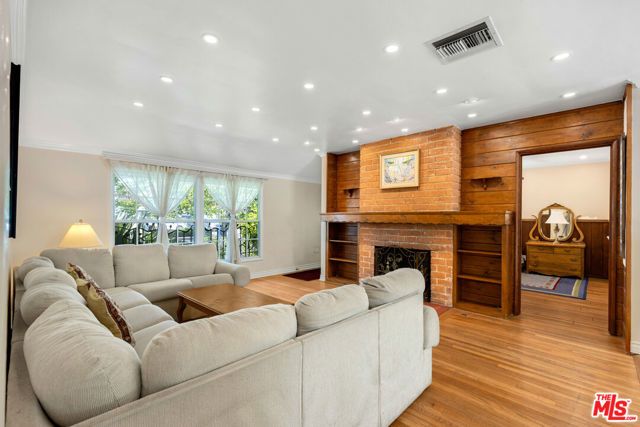 11861 Tiara Street, Los Angeles, CA 91607