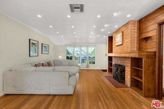 11861 Tiara Street, Los Angeles, CA 91607