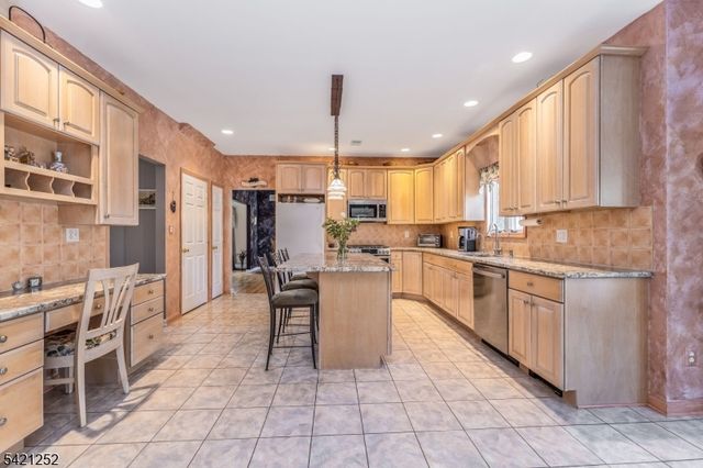 42 Southgate Dr, Clinton Twp., NJ 08801