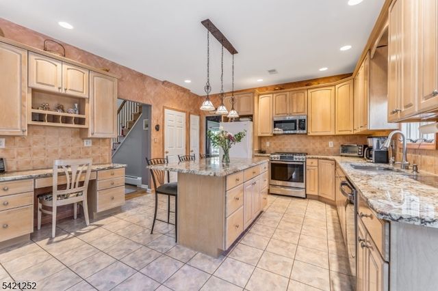 42 Southgate Dr, Clinton Twp., NJ 08801