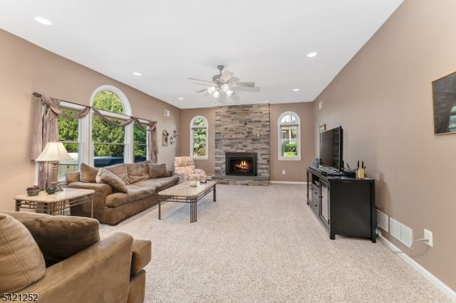 42 Southgate Dr, Clinton Twp., NJ 08801