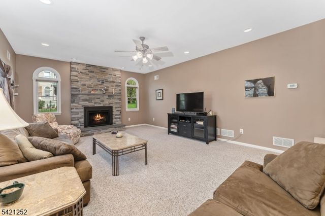 42 Southgate Dr, Clinton Twp., NJ 08801