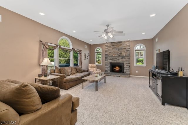 42 Southgate Dr, Clinton Twp., NJ 08801