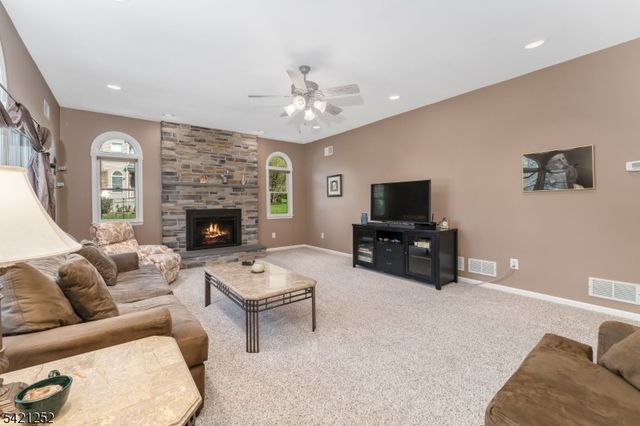 42 Southgate Dr, Clinton Twp., NJ 08801