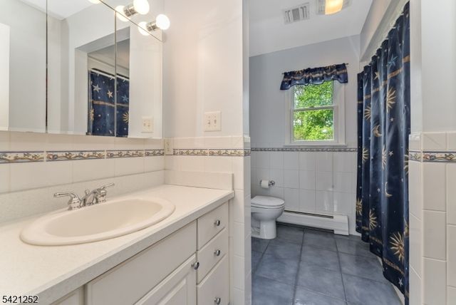 42 Southgate Dr, Clinton Twp., NJ 08801