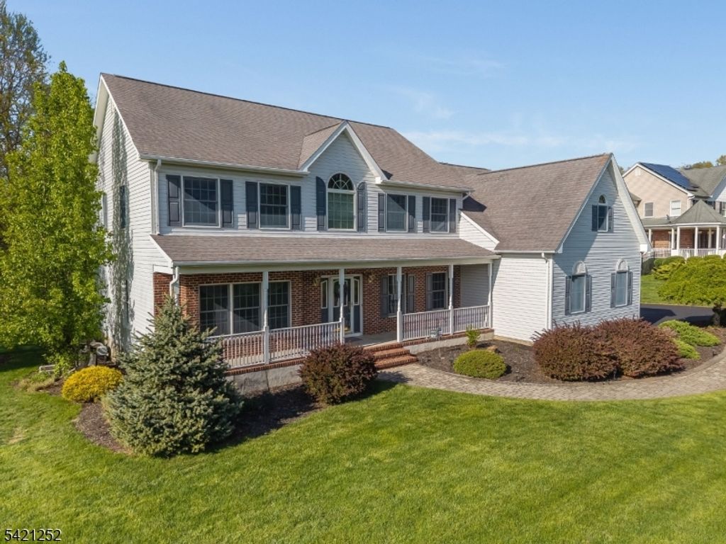 42 Southgate Dr, Clinton Twp., NJ 08801