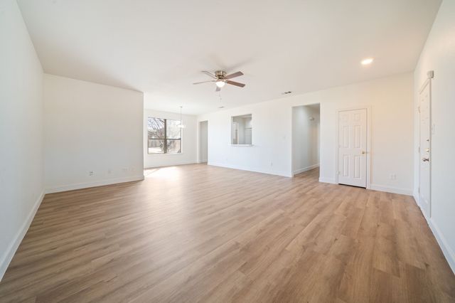 908 W Wintergreen Road, Lancaster, TX 75134