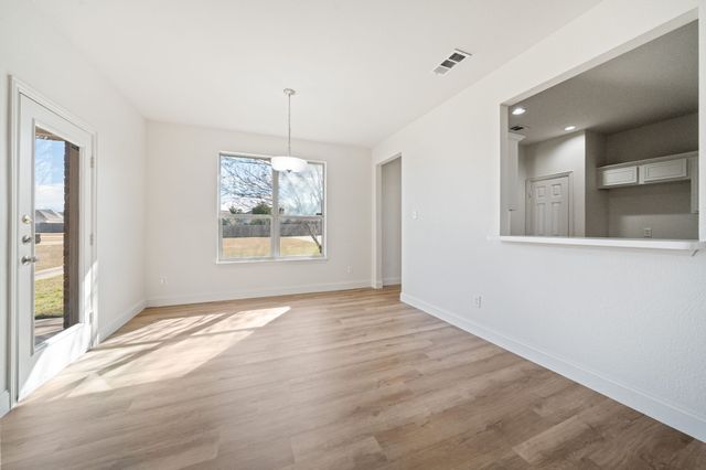 908 W Wintergreen Road, Lancaster, TX 75134