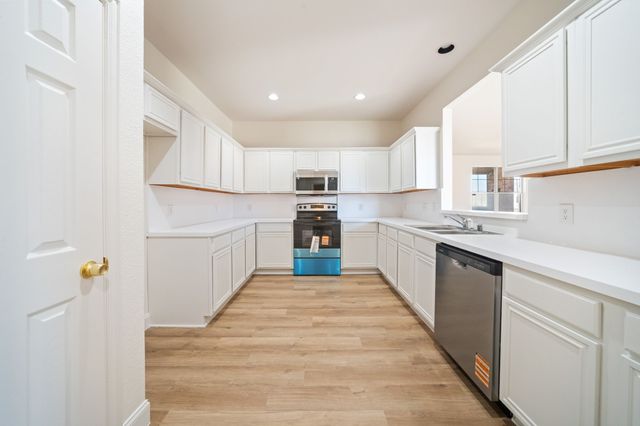 908 W Wintergreen Road, Lancaster, TX 75134