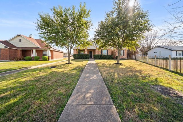 908 W Wintergreen Road, Lancaster, TX 75134