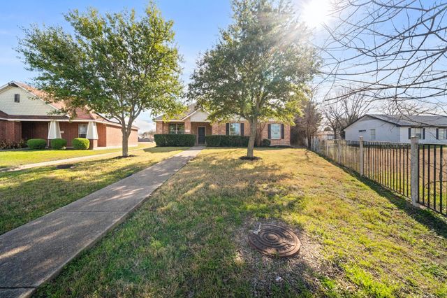908 W Wintergreen Road, Lancaster, TX 75134