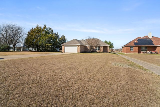 908 W Wintergreen Road, Lancaster, TX 75134