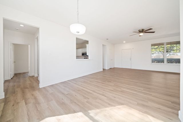 908 W Wintergreen Road, Lancaster, TX 75134